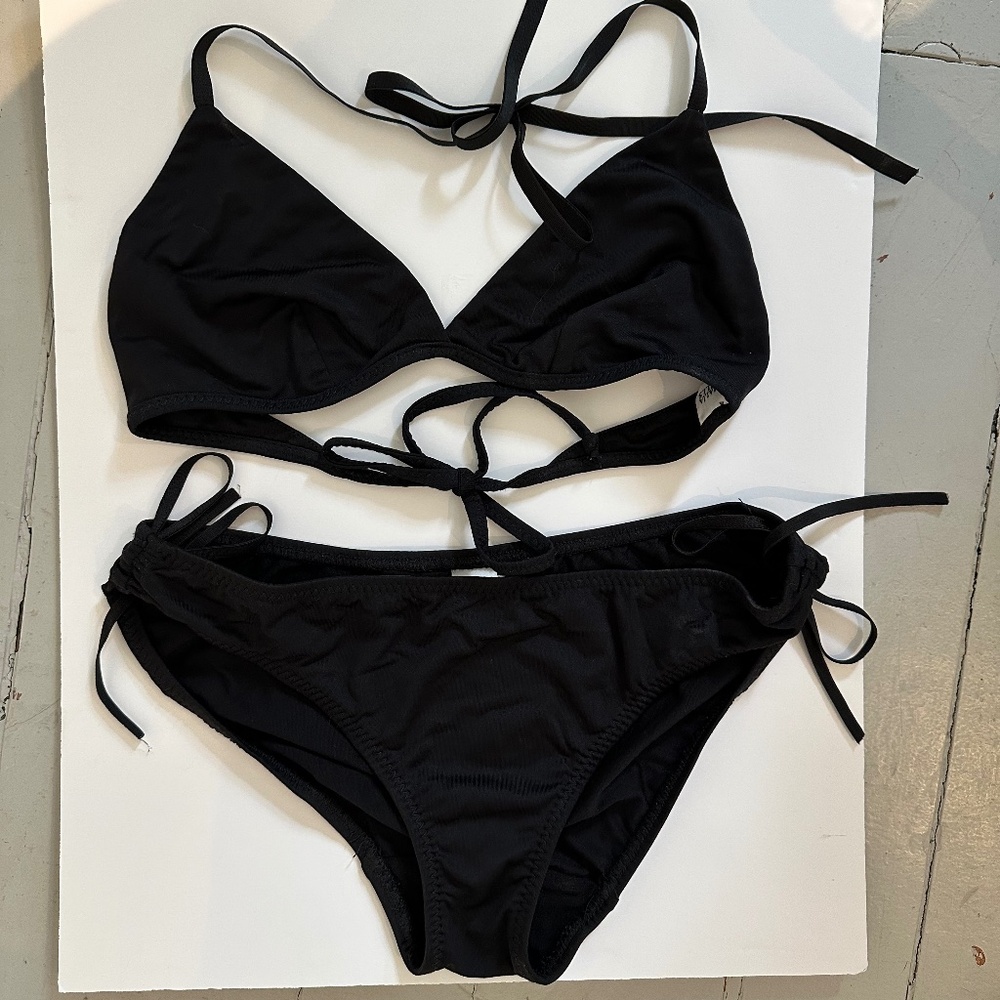 Black string bikini